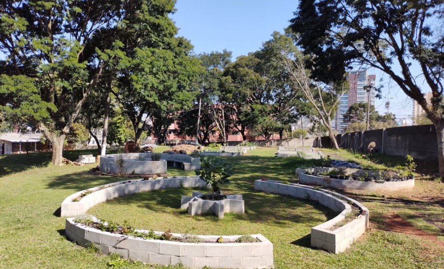 Sistema de captação de água da chuva, jardim das sensações, auditório ao ar livre feito com bambu, composteira, banco com gerador de energia solar para carregar equipamentos eletrônicos