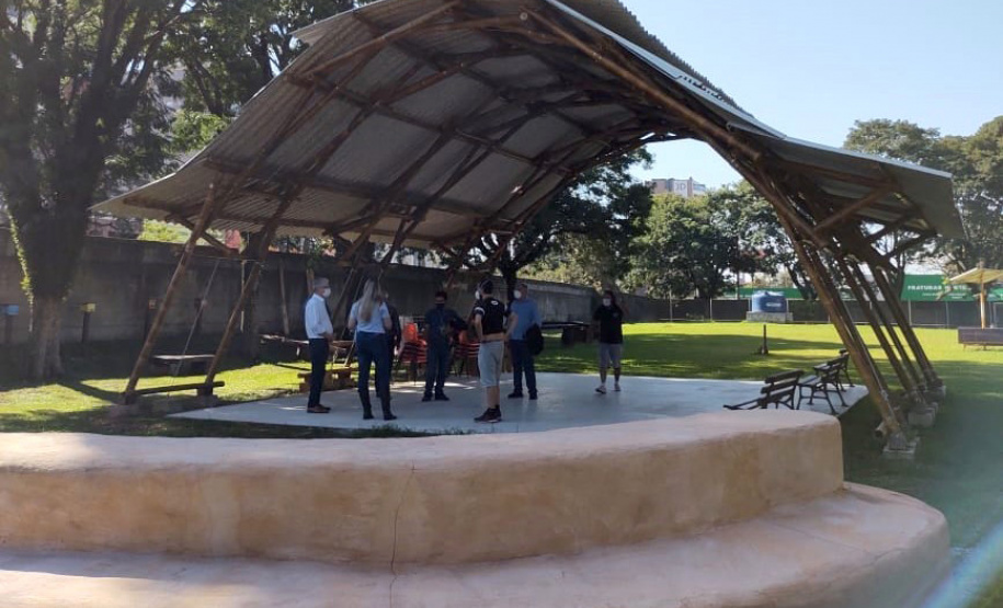 Sistema de captação de água da chuva, jardim das sensações, auditório ao ar livre feito com bambu, composteira, banco com gerador de energia solar para carregar equipamentos eletrônicos