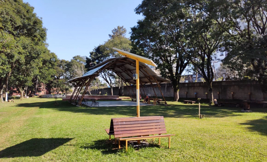Sistema de captação de água da chuva, jardim das sensações, auditório ao ar livre feito com bambu, composteira, banco com gerador de energia solar para carregar equipamentos eletrônicos