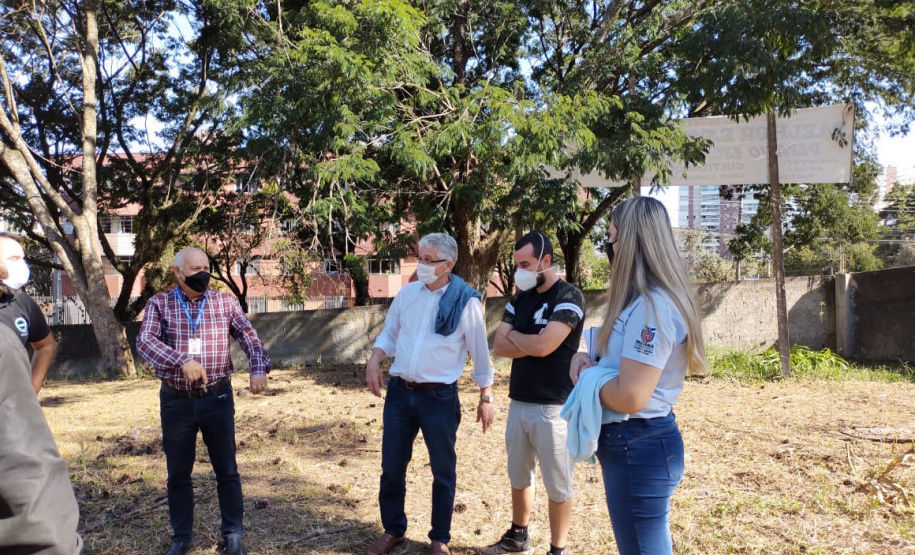 Sistema de captação de água da chuva, jardim das sensações, auditório ao ar livre feito com bambu, composteira, banco com gerador de energia solar para carregar equipamentos eletrônicos