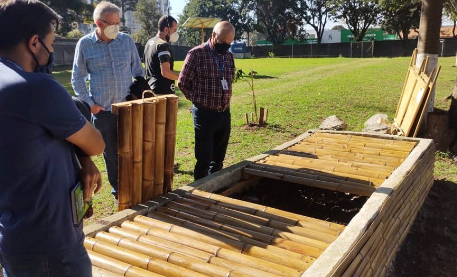 Sistema de captação de água da chuva, jardim das sensações, auditório ao ar livre feito com bambu, composteira, banco com gerador de energia solar para carregar equipamentos eletrônicos