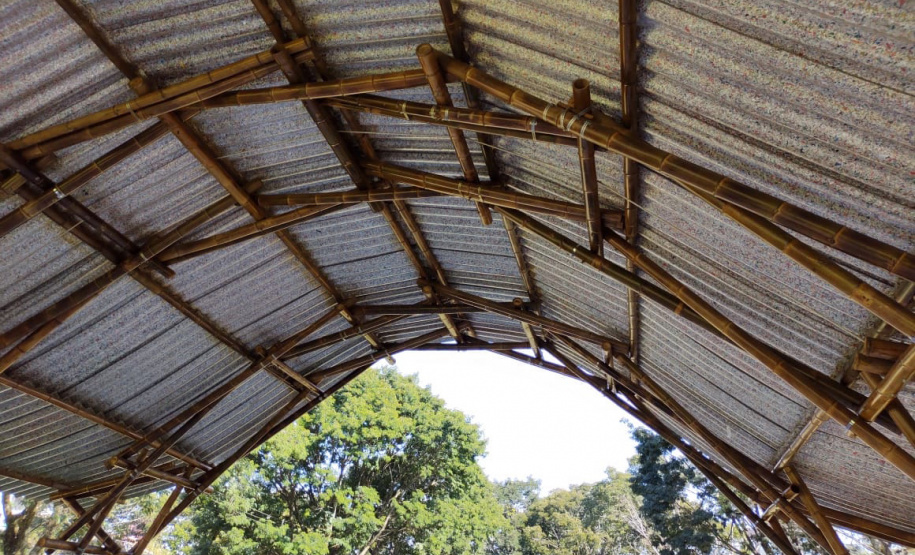 Sistema de captação de água da chuva, jardim das sensações, auditório ao ar livre feito com bambu, composteira, banco com gerador de energia solar para carregar equipamentos eletrônicos