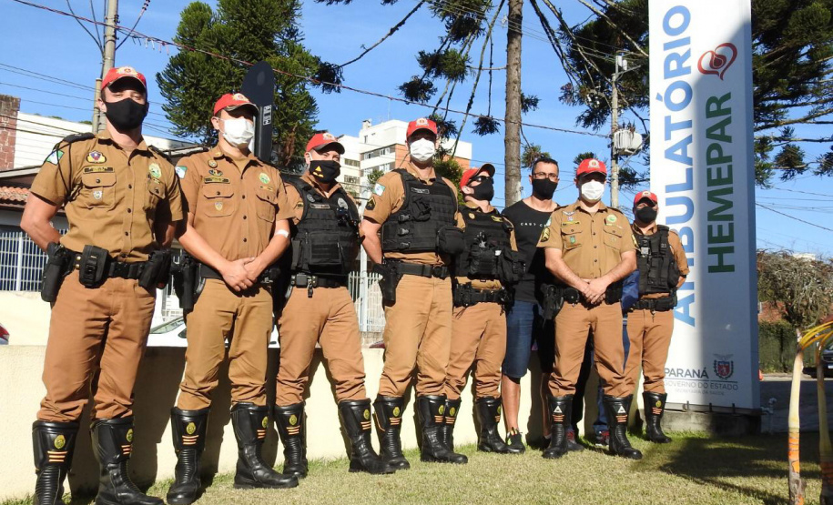 Policiais militares do Batalhão de Polícia Rodoviária (BPRv) organizaram, nesta quinta-feira (27/05), uma contribuição conjunta e voluntária da corporação para o banco de sangue do Centro de Hematologia e Hemoterapia do Paraná (Hemepar). A iniciativa, que faz parte da campanha do Maio Amarelo, tem como objetivo ajudar no abastecimento dos bancos de sangue da Capital e incentivar o cidadão a doar. - Curitiba, 01/06/2021  -  Foto: PBRv/SESP-PR