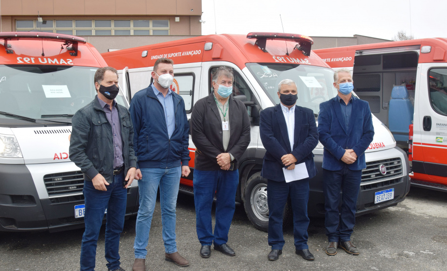 O Governo do Estado realizou nesta terça-feira (1º) a entrega de cinco ambulâncias de suporte básico para ampliação da cobertura do Serviço de Atendimento Móvel de Urgência (Samu) na 4ª Regional de Saúde de Irati, região Centro-Sul do Paraná. Os veículos somam R$ 850 mil em investimentos ? R$ 170 mil cada.  -=  Curitiba, 01/06/2021  -  Foto: Américo Antonio/SESA