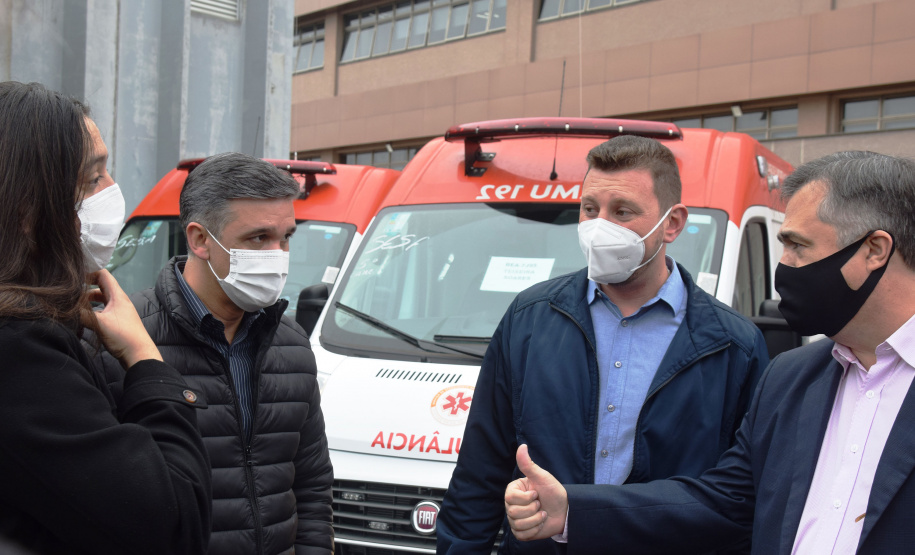 O Governo do Estado realizou nesta terça-feira (1º) a entrega de cinco ambulâncias de suporte básico para ampliação da cobertura do Serviço de Atendimento Móvel de Urgência (Samu) na 4ª Regional de Saúde de Irati, região Centro-Sul do Paraná. Os veículos somam R$ 850 mil em investimentos ? R$ 170 mil cada.  -=  Curitiba, 01/06/2021  -  Foto: Américo Antonio/SESA