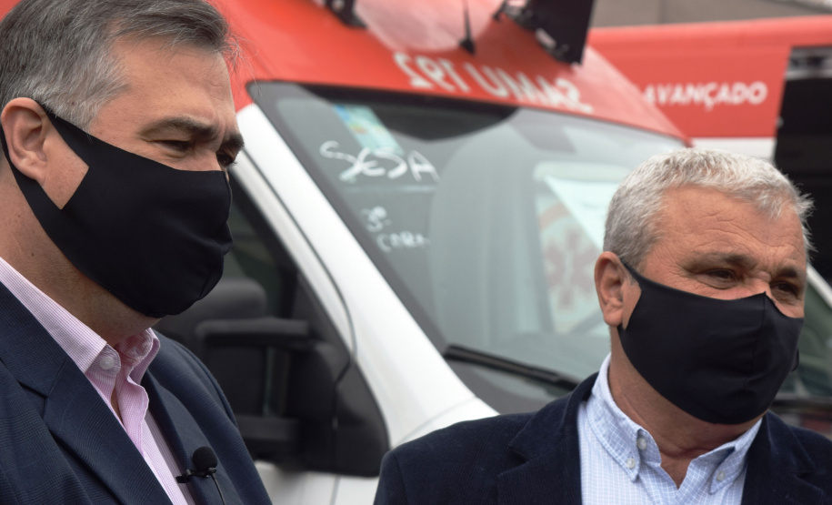O Governo do Estado realizou nesta terça-feira (1º) a entrega de cinco ambulâncias de suporte básico para ampliação da cobertura do Serviço de Atendimento Móvel de Urgência (Samu) na 4ª Regional de Saúde de Irati, região Centro-Sul do Paraná. Os veículos somam R$ 850 mil em investimentos ? R$ 170 mil cada.  -=  Curitiba, 01/06/2021  -  Foto: Américo Antonio/SESA