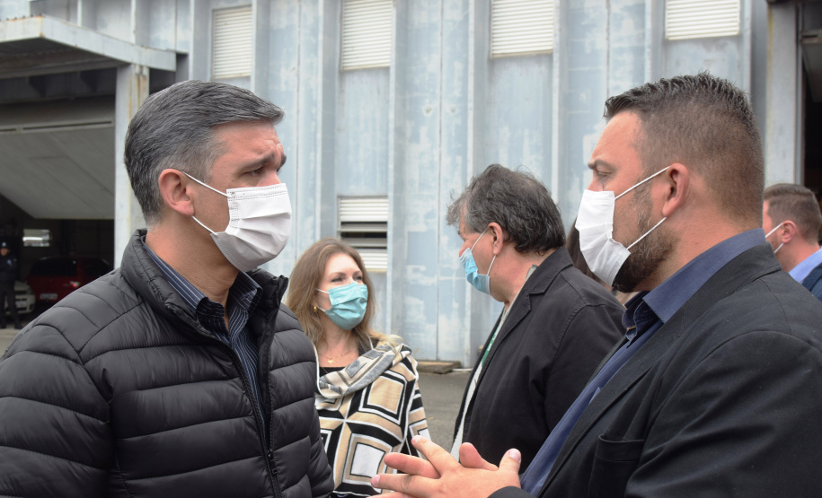 O Governo do Estado realizou nesta terça-feira (1º) a entrega de cinco ambulâncias de suporte básico para ampliação da cobertura do Serviço de Atendimento Móvel de Urgência (Samu) na 4ª Regional de Saúde de Irati, região Centro-Sul do Paraná. Os veículos somam R$ 850 mil em investimentos ? R$ 170 mil cada.  -=  Curitiba, 01/06/2021  -  Foto: Américo Antonio/SESA