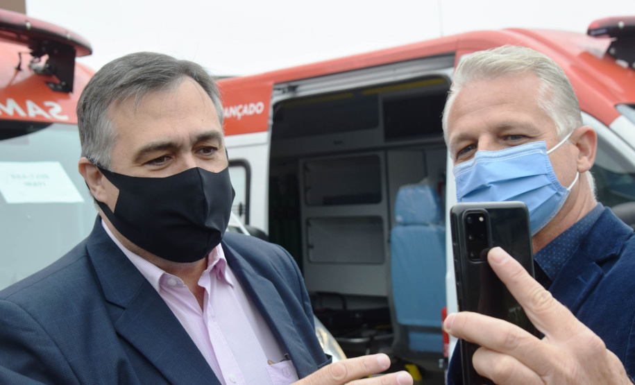 O Governo do Estado realizou nesta terça-feira (1º) a entrega de cinco ambulâncias de suporte básico para ampliação da cobertura do Serviço de Atendimento Móvel de Urgência (Samu) na 4ª Regional de Saúde de Irati, região Centro-Sul do Paraná. Os veículos somam R$ 850 mil em investimentos ? R$ 170 mil cada.  -=  Curitiba, 01/06/2021  -  Foto: Américo Antonio/SESA