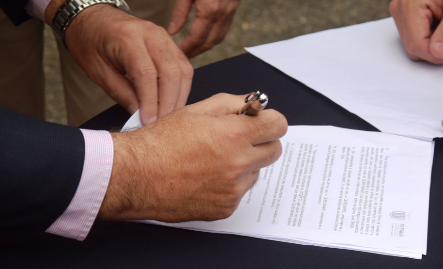 O Governo do Estado realizou nesta terça-feira (1º) a entrega de cinco ambulâncias de suporte básico para ampliação da cobertura do Serviço de Atendimento Móvel de Urgência (Samu) na 4ª Regional de Saúde de Irati, região Centro-Sul do Paraná. Os veículos somam R$ 850 mil em investimentos ? R$ 170 mil cada.  -=  Curitiba, 01/06/2021  -  Foto: Américo Antonio/SESA