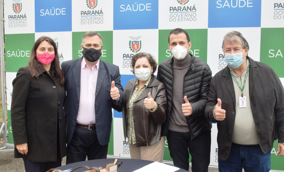 O Governo do Estado realizou nesta terça-feira (1º) a entrega de cinco ambulâncias de suporte básico para ampliação da cobertura do Serviço de Atendimento Móvel de Urgência (Samu) na 4ª Regional de Saúde de Irati, região Centro-Sul do Paraná. Os veículos somam R$ 850 mil em investimentos ? R$ 170 mil cada.  -=  Curitiba, 01/06/2021  -  Foto: Américo Antonio/SESA