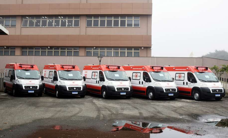 O Governo do Estado realizou nesta terça-feira (1º) a entrega de cinco ambulâncias de suporte básico para ampliação da cobertura do Serviço de Atendimento Móvel de Urgência (Samu) na 4ª Regional de Saúde de Irati, região Centro-Sul do Paraná. Os veículos somam R$ 850 mil em investimentos ? R$ 170 mil cada.  -=  Curitiba, 01/06/2021  -  Foto: Américo Antonio/SESA