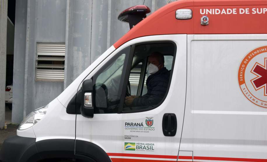O Governo do Estado realizou nesta terça-feira (1º) a entrega de cinco ambulâncias de suporte básico para ampliação da cobertura do Serviço de Atendimento Móvel de Urgência (Samu) na 4ª Regional de Saúde de Irati, região Centro-Sul do Paraná. Os veículos somam R$ 850 mil em investimentos ? R$ 170 mil cada.  -=  Curitiba, 01/06/2021  -  Foto: Américo Antonio/SESA