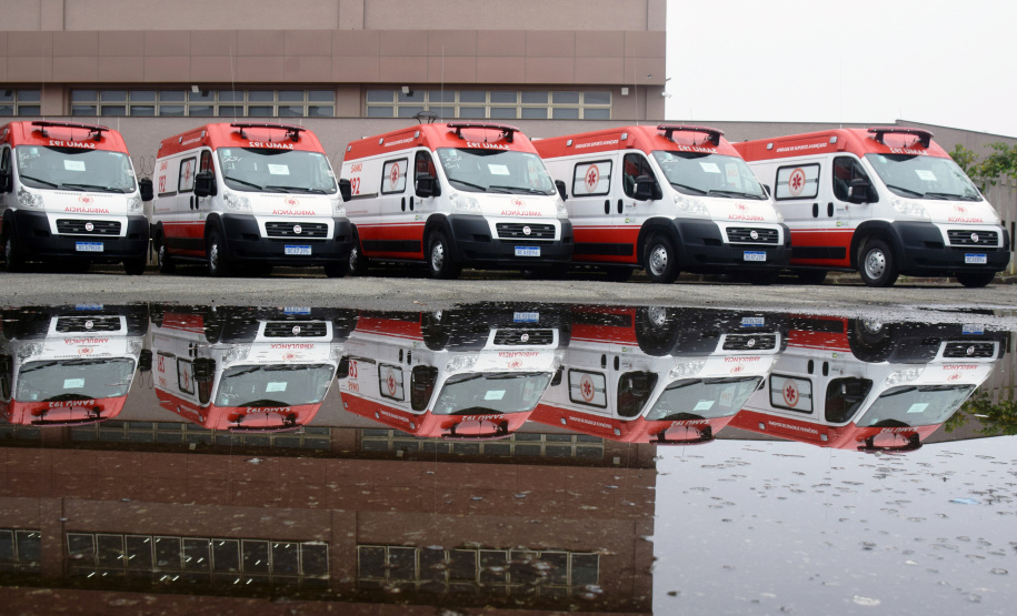 O Governo do Estado realizou nesta terça-feira (1º) a entrega de cinco ambulâncias de suporte básico para ampliação da cobertura do Serviço de Atendimento Móvel de Urgência (Samu) na 4ª Regional de Saúde de Irati, região Centro-Sul do Paraná. Os veículos somam R$ 850 mil em investimentos ? R$ 170 mil cada.  -=  Curitiba, 01/06/2021  -  Foto: Américo Antonio/SESA