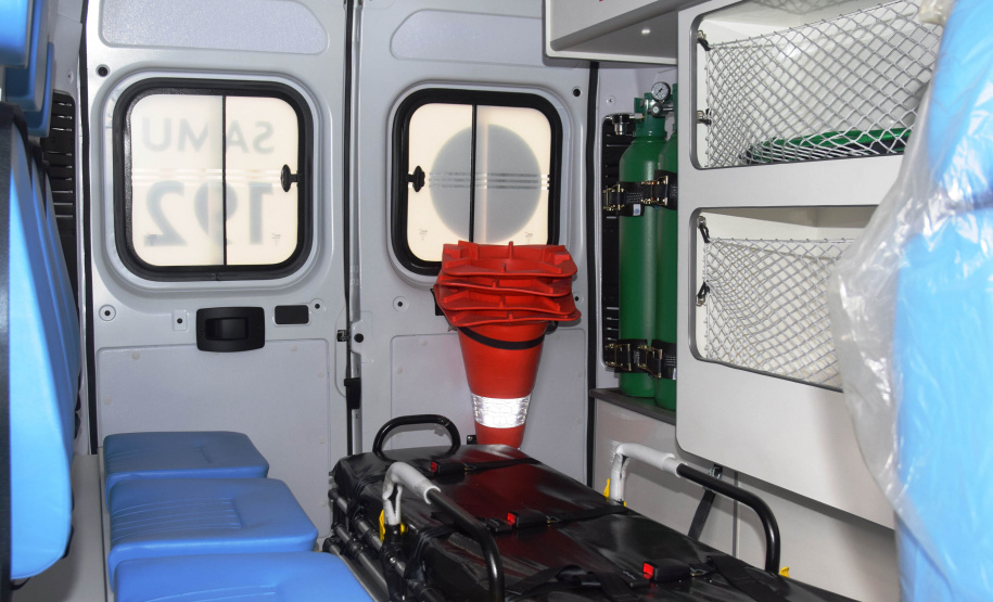 O Governo do Estado realizou nesta terça-feira (1º) a entrega de cinco ambulâncias de suporte básico para ampliação da cobertura do Serviço de Atendimento Móvel de Urgência (Samu) na 4ª Regional de Saúde de Irati, região Centro-Sul do Paraná. Os veículos somam R$ 850 mil em investimentos ? R$ 170 mil cada.  -=  Curitiba, 01/06/2021  -  Foto: Américo Antonio/SESA