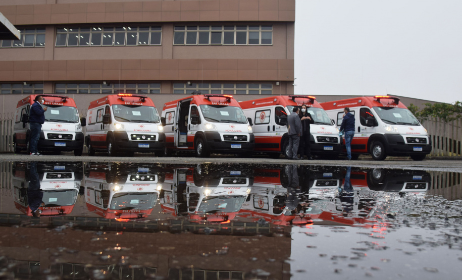 O Governo do Estado realizou nesta terça-feira (1º) a entrega de cinco ambulâncias de suporte básico para ampliação da cobertura do Serviço de Atendimento Móvel de Urgência (Samu) na 4ª Regional de Saúde de Irati, região Centro-Sul do Paraná. Os veículos somam R$ 850 mil em investimentos ? R$ 170 mil cada.  -=  Curitiba, 01/06/2021  -  Foto: Américo Antonio/SESA
