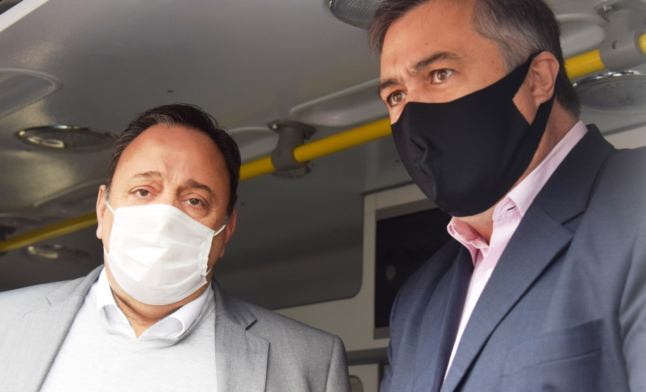 O Governo do Estado realizou nesta terça-feira (1º) a entrega de cinco ambulâncias de suporte básico para ampliação da cobertura do Serviço de Atendimento Móvel de Urgência (Samu) na 4ª Regional de Saúde de Irati, região Centro-Sul do Paraná. Os veículos somam R$ 850 mil em investimentos ? R$ 170 mil cada.  -=  Curitiba, 01/06/2021  -  Foto: Américo Antonio/SESA