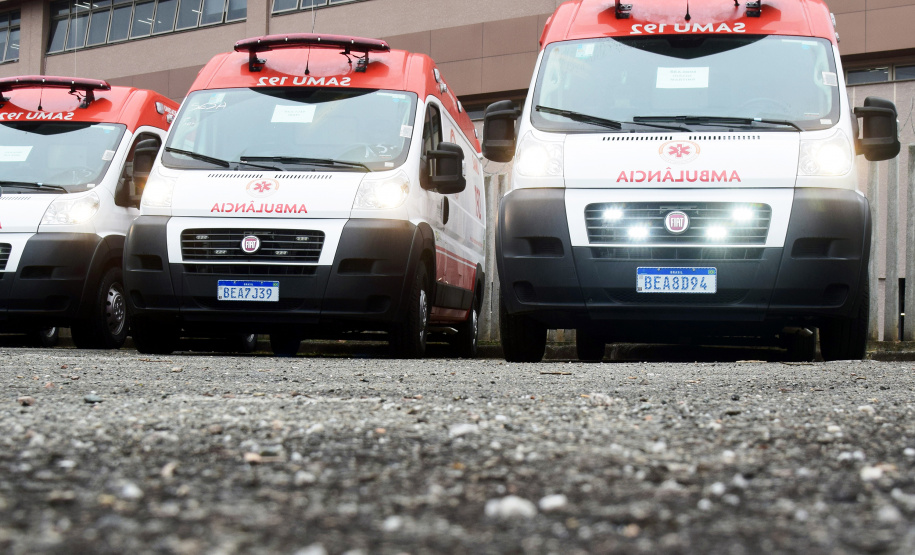 O Governo do Estado realizou nesta terça-feira (1º) a entrega de cinco ambulâncias de suporte básico para ampliação da cobertura do Serviço de Atendimento Móvel de Urgência (Samu) na 4ª Regional de Saúde de Irati, região Centro-Sul do Paraná. Os veículos somam R$ 850 mil em investimentos ? R$ 170 mil cada.  -=  Curitiba, 01/06/2021  -  Foto: Américo Antonio/SESA