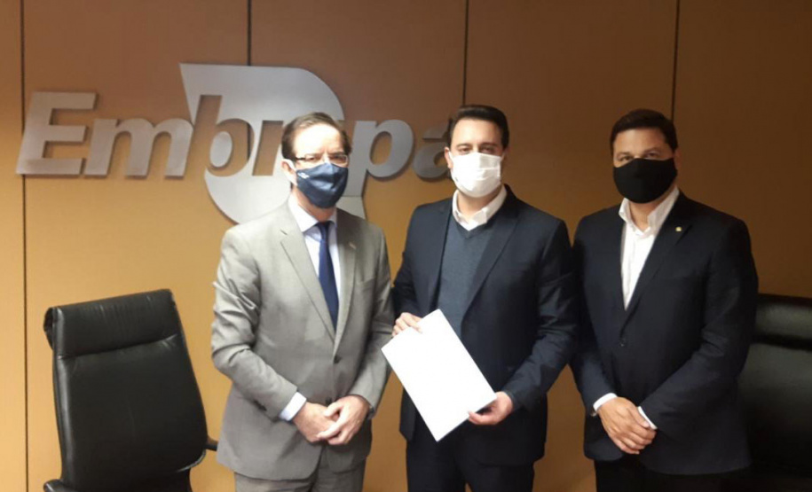 Governador Carlos Massa Ratinho Junior em reunião nesta terça-feira (1º), em Brasília (DF), com o presidente da Embrapa, Celso Luiz Moretti. - Brasília, 01/06/2021 - Foto: Governo do Paraná