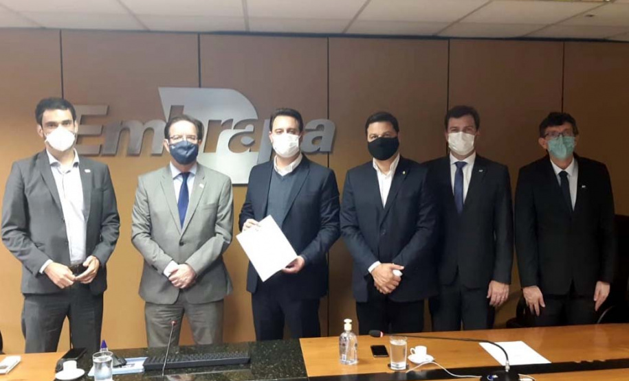 Governador Carlos Massa Ratinho Junior em reunião nesta terça-feira (1º), em Brasília (DF), com o presidente da Embrapa, Celso Luiz Moretti. - Brasília, 01/06/2021 - Foto: Governo do Paraná