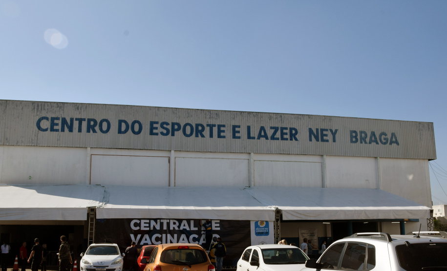 O Paraná iniciou nesta terça-feira (1º) a vacinação contra a Covid-19 em trabalhadores do transporte aéreo, em todo o Estado. O secretário de Estado da Saúde, Beto Preto, esteve presente no ginásio Ney Braga, em São José dos Pinhais, para acompanhar a imunização dos profissionais vinculados ao aeroporto internacional Afonso Pena. - Curitiba, 01/06/2021 - Foto: Américo Antonio/SESA