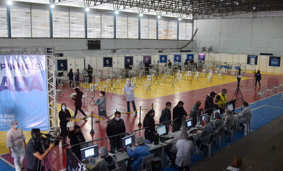 O Paraná iniciou nesta terça-feira (1º) a vacinação contra a Covid-19 em trabalhadores do transporte aéreo, em todo o Estado. O secretário de Estado da Saúde, Beto Preto, esteve presente no ginásio Ney Braga, em São José dos Pinhais, para acompanhar a imunização dos profissionais vinculados ao aeroporto internacional Afonso Pena. - Curitiba, 01/06/2021 - Foto: Américo Antonio/SESA