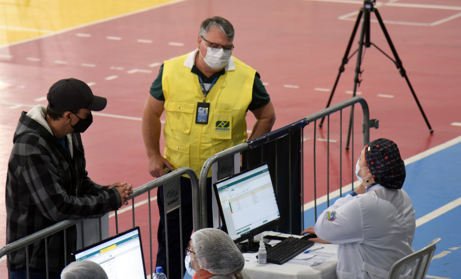 O Paraná iniciou nesta terça-feira (1º) a vacinação contra a Covid-19 em trabalhadores do transporte aéreo, em todo o Estado. O secretário de Estado da Saúde, Beto Preto, esteve presente no ginásio Ney Braga, em São José dos Pinhais, para acompanhar a imunização dos profissionais vinculados ao aeroporto internacional Afonso Pena. - Curitiba, 01/06/2021 - Foto: Américo Antonio/SESA