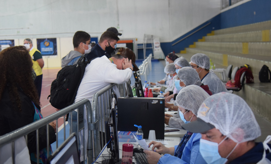 O Paraná iniciou nesta terça-feira (1º) a vacinação contra a Covid-19 em trabalhadores do transporte aéreo, em todo o Estado. O secretário de Estado da Saúde, Beto Preto, esteve presente no ginásio Ney Braga, em São José dos Pinhais, para acompanhar a imunização dos profissionais vinculados ao aeroporto internacional Afonso Pena. - Curitiba, 01/06/2021 - Foto: Américo Antonio/SESA