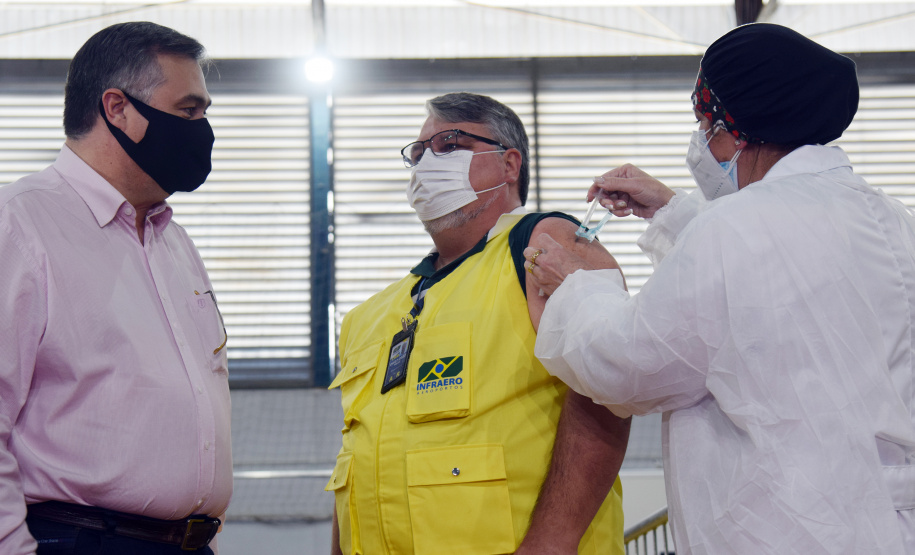 O Paraná iniciou nesta terça-feira (1º) a vacinação contra a Covid-19 em trabalhadores do transporte aéreo, em todo o Estado. O secretário de Estado da Saúde, Beto Preto, esteve presente no ginásio Ney Braga, em São José dos Pinhais, para acompanhar a imunização dos profissionais vinculados ao aeroporto internacional Afonso Pena. - Curitiba, 01/06/2021 - Foto: Américo Antonio/SESA
