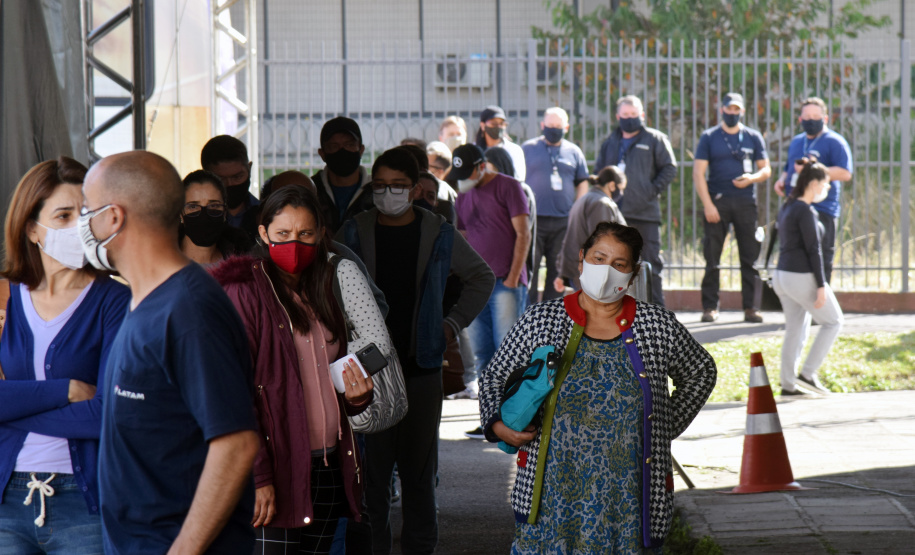 O Paraná iniciou nesta terça-feira (1º) a vacinação contra a Covid-19 em trabalhadores do transporte aéreo, em todo o Estado. O secretário de Estado da Saúde, Beto Preto, esteve presente no ginásio Ney Braga, em São José dos Pinhais, para acompanhar a imunização dos profissionais vinculados ao aeroporto internacional Afonso Pena.  -  Curitiba, 01/06/2021  -  Foto: Américo Antonio/SESA