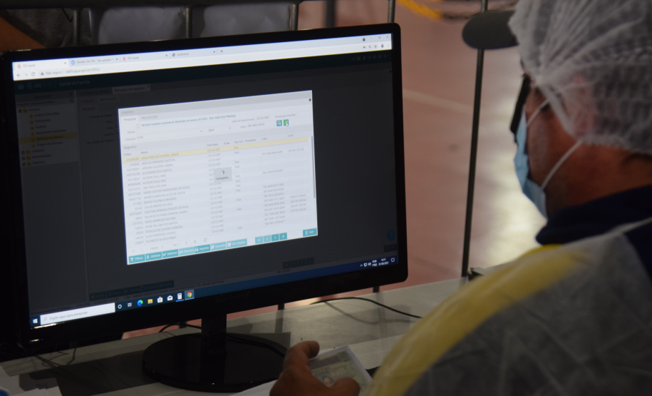 O Paraná iniciou nesta terça-feira (1º) a vacinação contra a Covid-19 em trabalhadores do transporte aéreo, em todo o Estado. O secretário de Estado da Saúde, Beto Preto, esteve presente no ginásio Ney Braga, em São José dos Pinhais, para acompanhar a imunização dos profissionais vinculados ao aeroporto internacional Afonso Pena.  -  Curitiba, 01/06/2021  -  Foto: Américo Antonio/SESA