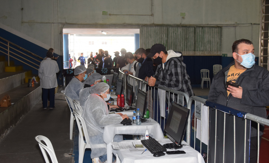 O Paraná iniciou nesta terça-feira (1º) a vacinação contra a Covid-19 em trabalhadores do transporte aéreo, em todo o Estado. O secretário de Estado da Saúde, Beto Preto, esteve presente no ginásio Ney Braga, em São José dos Pinhais, para acompanhar a imunização dos profissionais vinculados ao aeroporto internacional Afonso Pena.  -  Curitiba, 01/06/2021  -  Foto: Américo Antonio/SESA