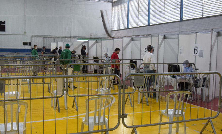 O Paraná iniciou nesta terça-feira (1º) a vacinação contra a Covid-19 em trabalhadores do transporte aéreo, em todo o Estado. O secretário de Estado da Saúde, Beto Preto, esteve presente no ginásio Ney Braga, em São José dos Pinhais, para acompanhar a imunização dos profissionais vinculados ao aeroporto internacional Afonso Pena.  -  Curitiba, 01/06/2021  -  Foto: Américo Antonio/SESA