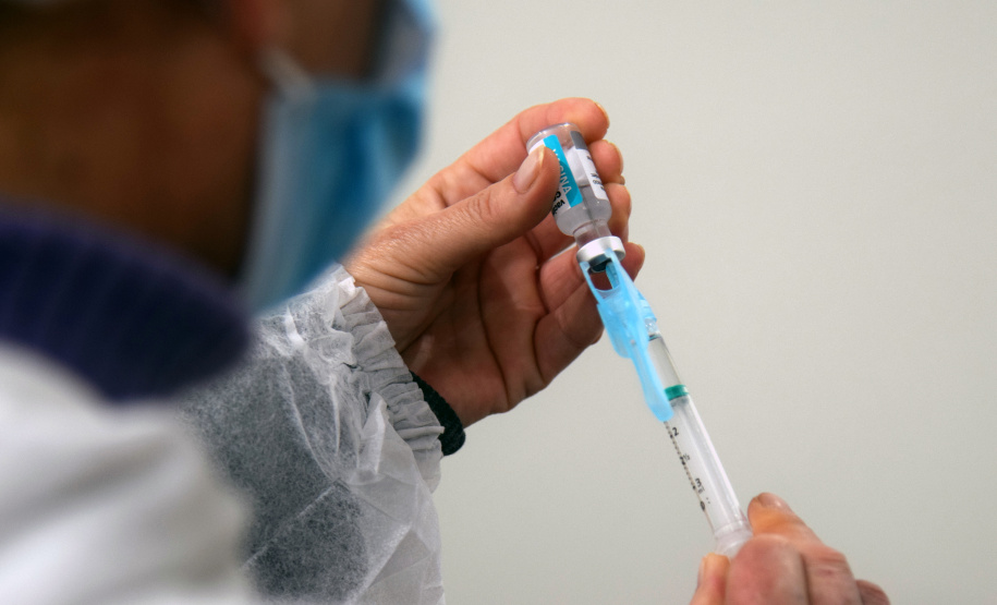 O Paraná iniciou nesta terça-feira (1º) a vacinação contra a Covid-19 em trabalhadores do transporte aéreo, em todo o Estado. O secretário de Estado da Saúde, Beto Preto, esteve presente no ginásio Ney Braga, em São José dos Pinhais, para acompanhar a imunização dos profissionais vinculados ao aeroporto internacional Afonso Pena.  -  Curitiba, 01/06/2021  -  Foto: Américo Antonio/SESA