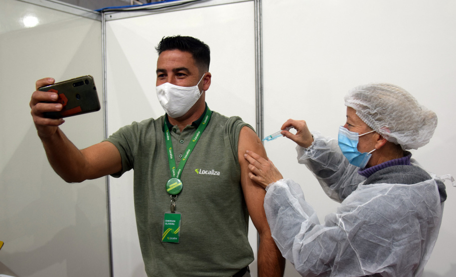 O Paraná iniciou nesta terça-feira (1º) a vacinação contra a Covid-19 em trabalhadores do transporte aéreo, em todo o Estado. O secretário de Estado da Saúde, Beto Preto, esteve presente no ginásio Ney Braga, em São José dos Pinhais, para acompanhar a imunização dos profissionais vinculados ao aeroporto internacional Afonso Pena.  -  Curitiba, 01/06/2021  -  Foto: Américo Antonio/SESA