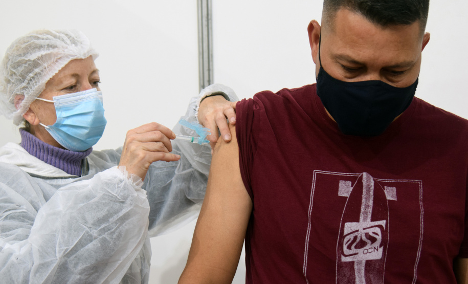 O Paraná iniciou nesta terça-feira (1º) a vacinação contra a Covid-19 em trabalhadores do transporte aéreo, em todo o Estado. O secretário de Estado da Saúde, Beto Preto, esteve presente no ginásio Ney Braga, em São José dos Pinhais, para acompanhar a imunização dos profissionais vinculados ao aeroporto internacional Afonso Pena.  -  Curitiba, 01/06/2021  -  Foto: Américo Antonio/SESA