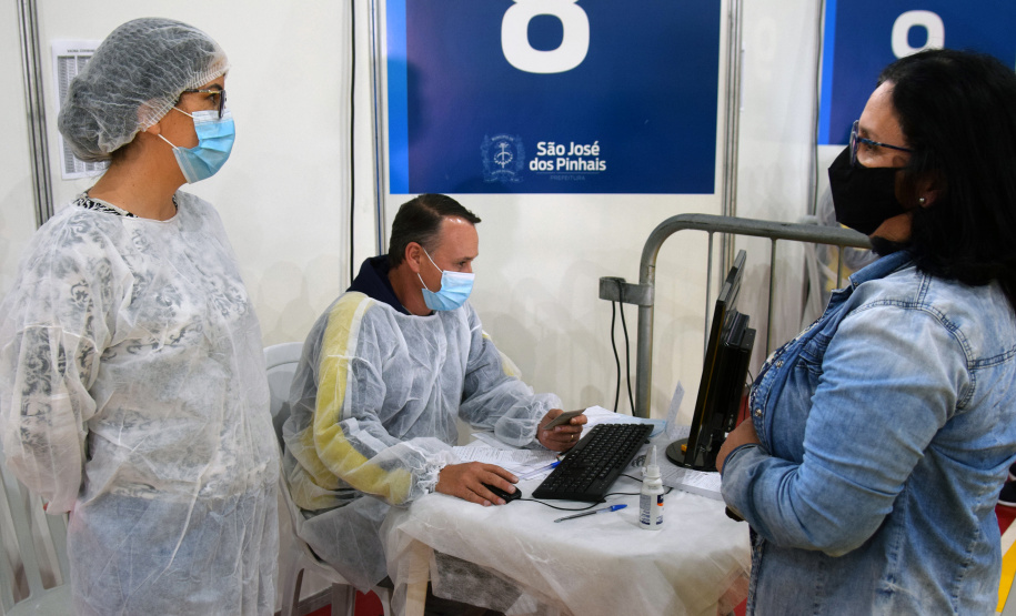 O Paraná iniciou nesta terça-feira (1º) a vacinação contra a Covid-19 em trabalhadores do transporte aéreo, em todo o Estado. O secretário de Estado da Saúde, Beto Preto, esteve presente no ginásio Ney Braga, em São José dos Pinhais, para acompanhar a imunização dos profissionais vinculados ao aeroporto internacional Afonso Pena.  -  Curitiba, 01/06/2021  -  Foto: Américo Antonio/SESA