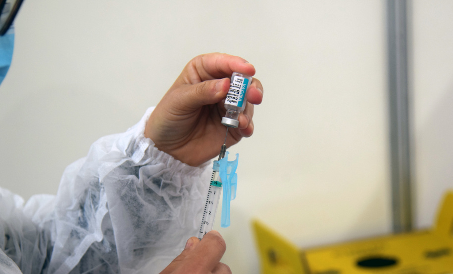 O Paraná iniciou nesta terça-feira (1º) a vacinação contra a Covid-19 em trabalhadores do transporte aéreo, em todo o Estado. O secretário de Estado da Saúde, Beto Preto, esteve presente no ginásio Ney Braga, em São José dos Pinhais, para acompanhar a imunização dos profissionais vinculados ao aeroporto internacional Afonso Pena.  -  Curitiba, 01/06/2021  -  Foto: Américo Antonio/SESA