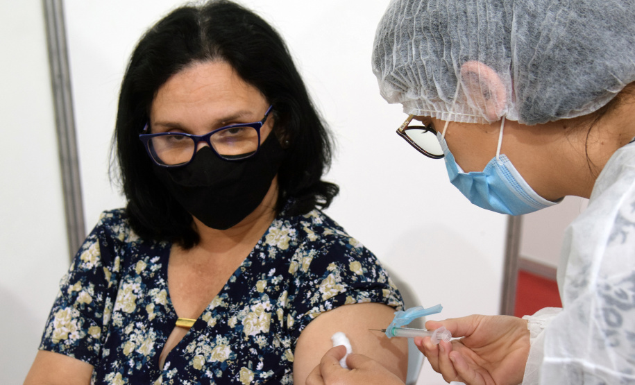 O Paraná iniciou nesta terça-feira (1º) a vacinação contra a Covid-19 em trabalhadores do transporte aéreo, em todo o Estado. O secretário de Estado da Saúde, Beto Preto, esteve presente no ginásio Ney Braga, em São José dos Pinhais, para acompanhar a imunização dos profissionais vinculados ao aeroporto internacional Afonso Pena.  -  Curitiba, 01/06/2021  -  Foto: Américo Antonio/SESA