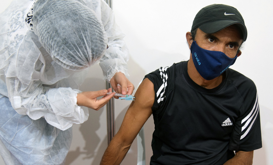 O Paraná iniciou nesta terça-feira (1º) a vacinação contra a Covid-19 em trabalhadores do transporte aéreo, em todo o Estado. O secretário de Estado da Saúde, Beto Preto, esteve presente no ginásio Ney Braga, em São José dos Pinhais, para acompanhar a imunização dos profissionais vinculados ao aeroporto internacional Afonso Pena.  -  Curitiba, 01/06/2021  -  Foto: Américo Antonio/SESA