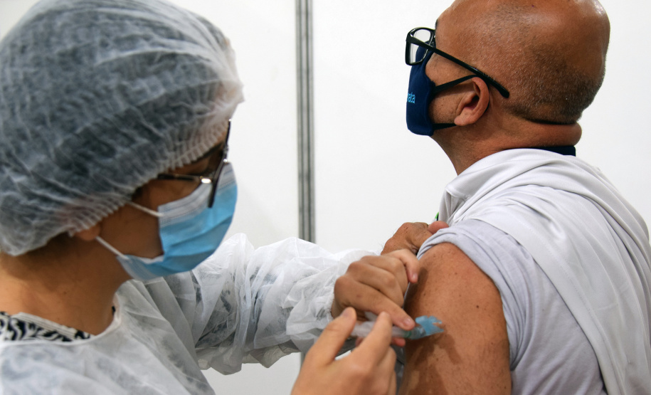 O Paraná iniciou nesta terça-feira (1º) a vacinação contra a Covid-19 em trabalhadores do transporte aéreo, em todo o Estado. O secretário de Estado da Saúde, Beto Preto, esteve presente no ginásio Ney Braga, em São José dos Pinhais, para acompanhar a imunização dos profissionais vinculados ao aeroporto internacional Afonso Pena.  -  Curitiba, 01/06/2021  -  Foto: Américo Antonio/SESA