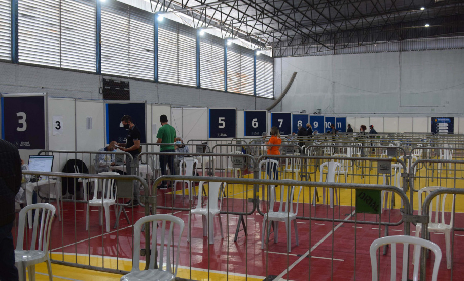 O Paraná iniciou nesta terça-feira (1º) a vacinação contra a Covid-19 em trabalhadores do transporte aéreo, em todo o Estado. O secretário de Estado da Saúde, Beto Preto, esteve presente no ginásio Ney Braga, em São José dos Pinhais, para acompanhar a imunização dos profissionais vinculados ao aeroporto internacional Afonso Pena. - Curitiba, 01/06/2021 - Foto: Américo Antonio/SESA