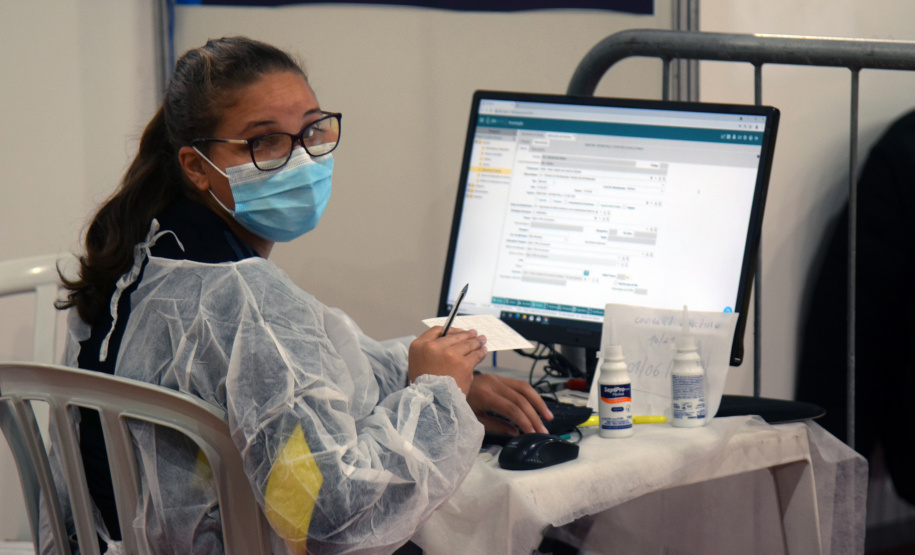 O Paraná iniciou nesta terça-feira (1º) a vacinação contra a Covid-19 em trabalhadores do transporte aéreo, em todo o Estado. O secretário de Estado da Saúde, Beto Preto, esteve presente no ginásio Ney Braga, em São José dos Pinhais, para acompanhar a imunização dos profissionais vinculados ao aeroporto internacional Afonso Pena.  -  Curitiba, 01/06/2021  -  Foto: Américo Antonio/SESA
