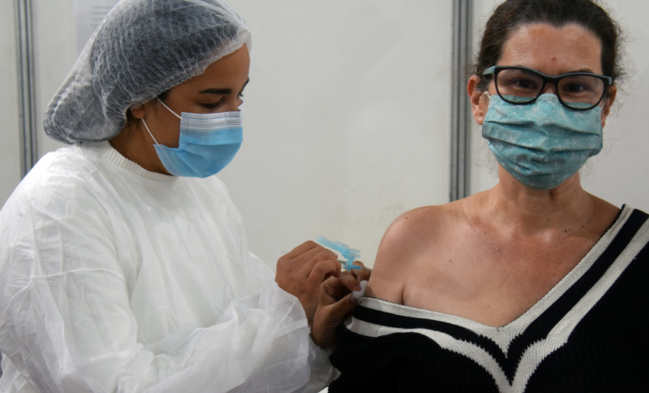 O Paraná iniciou nesta terça-feira (1º) a vacinação contra a Covid-19 em trabalhadores do transporte aéreo, em todo o Estado. O secretário de Estado da Saúde, Beto Preto, esteve presente no ginásio Ney Braga, em São José dos Pinhais, para acompanhar a imunização dos profissionais vinculados ao aeroporto internacional Afonso Pena.  -  Curitiba, 01/06/2021  -  Foto: Américo Antonio/SESA