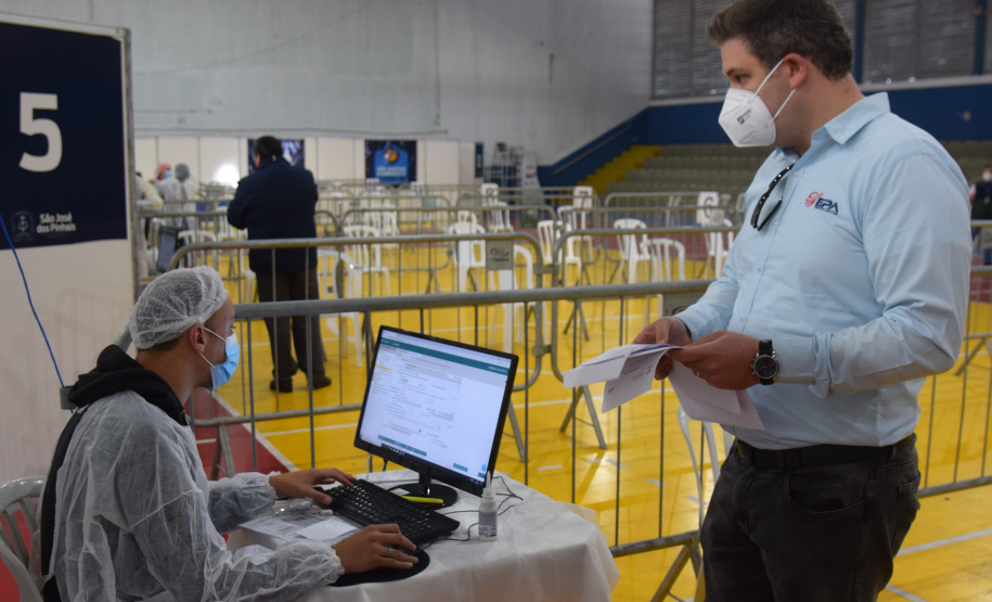 O Paraná iniciou nesta terça-feira (1º) a vacinação contra a Covid-19 em trabalhadores do transporte aéreo, em todo o Estado. O secretário de Estado da Saúde, Beto Preto, esteve presente no ginásio Ney Braga, em São José dos Pinhais, para acompanhar a imunização dos profissionais vinculados ao aeroporto internacional Afonso Pena.  -  Curitiba, 01/06/2021  -  Foto: Américo Antonio/SESA