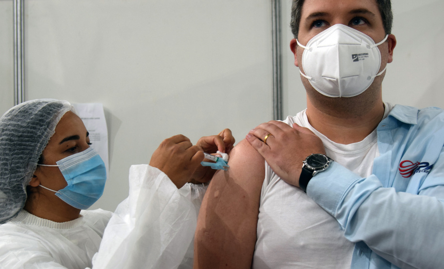 O Paraná iniciou nesta terça-feira (1º) a vacinação contra a Covid-19 em trabalhadores do transporte aéreo, em todo o Estado. O secretário de Estado da Saúde, Beto Preto, esteve presente no ginásio Ney Braga, em São José dos Pinhais, para acompanhar a imunização dos profissionais vinculados ao aeroporto internacional Afonso Pena.  -  Curitiba, 01/06/2021  -  Foto: Américo Antonio/SESA