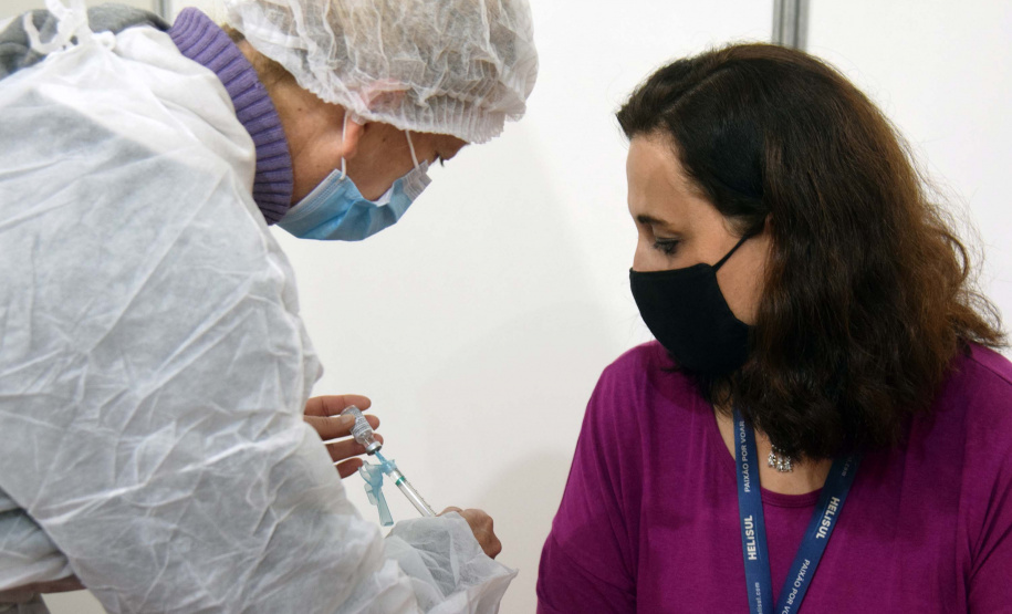 O Paraná iniciou nesta terça-feira (1º) a vacinação contra a Covid-19 em trabalhadores do transporte aéreo, em todo o Estado. O secretário de Estado da Saúde, Beto Preto, esteve presente no ginásio Ney Braga, em São José dos Pinhais, para acompanhar a imunização dos profissionais vinculados ao aeroporto internacional Afonso Pena. - Curitiba, 01/06/2021 - Foto: Américo Antonio/SESA
