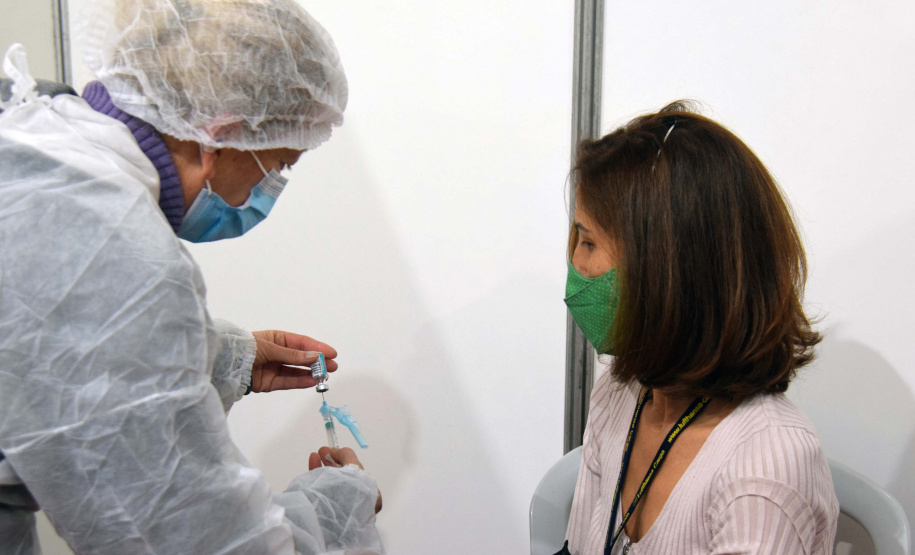 O Paraná iniciou nesta terça-feira (1º) a vacinação contra a Covid-19 em trabalhadores do transporte aéreo, em todo o Estado. O secretário de Estado da Saúde, Beto Preto, esteve presente no ginásio Ney Braga, em São José dos Pinhais, para acompanhar a imunização dos profissionais vinculados ao aeroporto internacional Afonso Pena. - Curitiba, 01/06/2021 - Foto: Américo Antonio/SESA