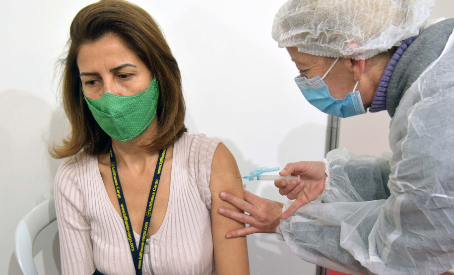 O Paraná iniciou nesta terça-feira (1º) a vacinação contra a Covid-19 em trabalhadores do transporte aéreo, em todo o Estado. O secretário de Estado da Saúde, Beto Preto, esteve presente no ginásio Ney Braga, em São José dos Pinhais, para acompanhar a imunização dos profissionais vinculados ao aeroporto internacional Afonso Pena. - Curitiba, 01/06/2021 - Foto: Américo Antonio/SESA