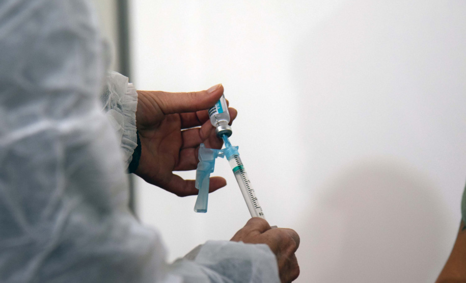 O Paraná iniciou nesta terça-feira (1º) a vacinação contra a Covid-19 em trabalhadores do transporte aéreo, em todo o Estado. O secretário de Estado da Saúde, Beto Preto, esteve presente no ginásio Ney Braga, em São José dos Pinhais, para acompanhar a imunização dos profissionais vinculados ao aeroporto internacional Afonso Pena. - Curitiba, 01/06/2021 - Foto: Américo Antonio/SESA