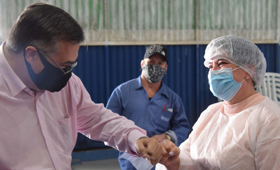 O Paraná iniciou nesta terça-feira (1º) a vacinação contra a Covid-19 em trabalhadores do transporte aéreo, em todo o Estado. O secretário de Estado da Saúde, Beto Preto, esteve presente no ginásio Ney Braga, em São José dos Pinhais, para acompanhar a imunização dos profissionais vinculados ao aeroporto internacional Afonso Pena. - Curitiba, 01/06/2021 - Foto: Américo Antonio/SESA